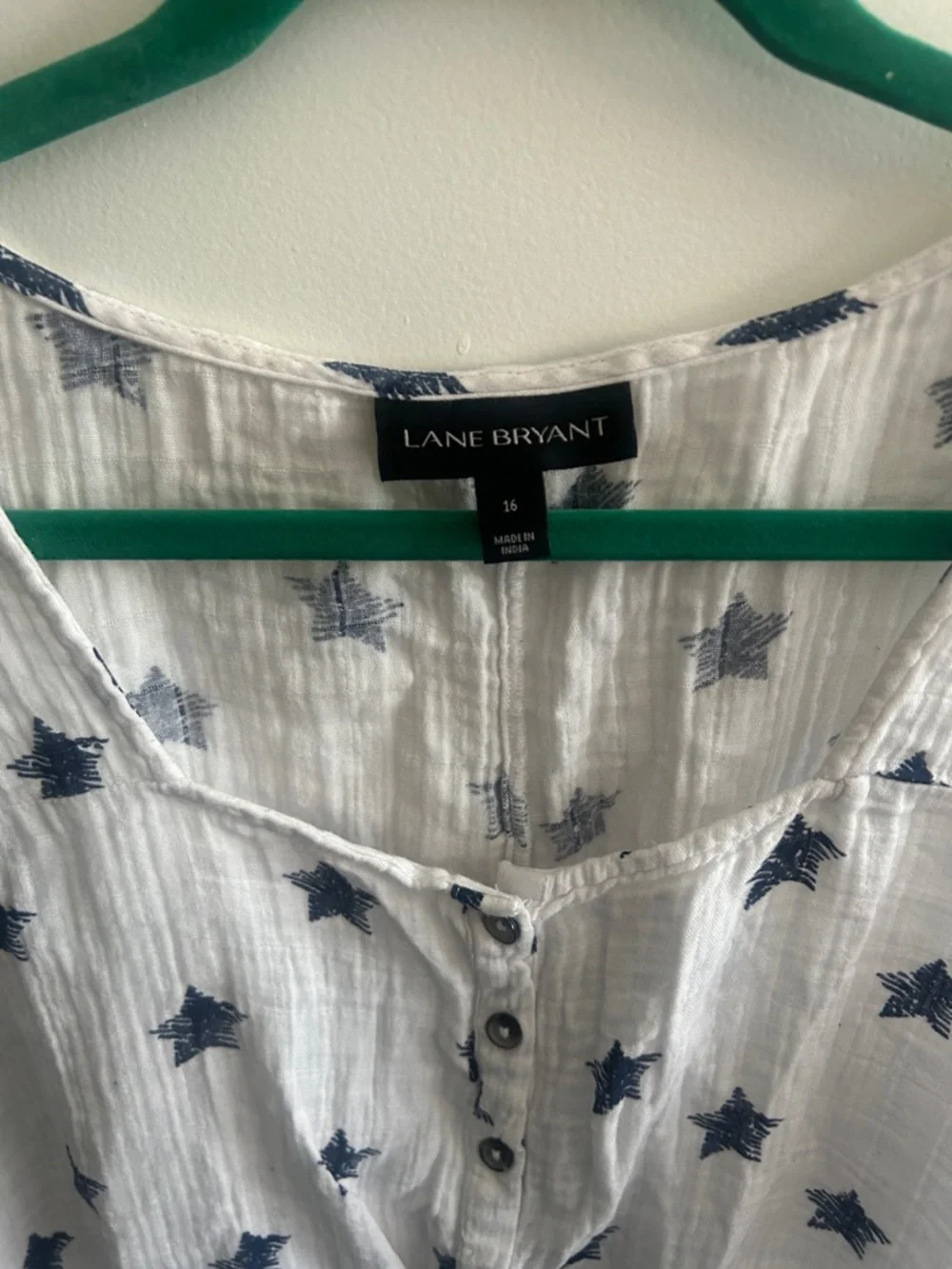 Lane Bryant White Sleeveless Star-Print Button Front Top size 16 - Picture 2 of 2